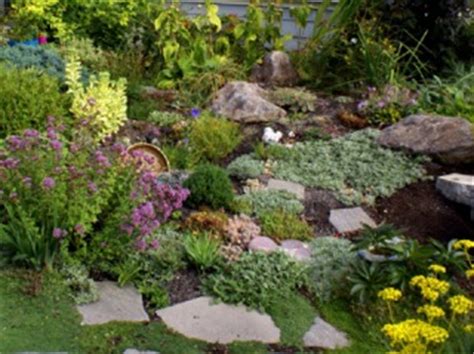 Cet grand panier avec des couleurs multicolore accompagner des pierres peut donner a votre jardin l'élégance et la beauté que tu cherche. Réussir une rocaille