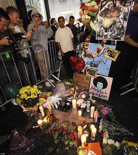 Juni 2009 wurde michael jackson um 14:26 ortszeit im ronald reagan ucla medical center in los angeles für tot erklärt. Michael Jackson fans in shock as the world mourns the king ...