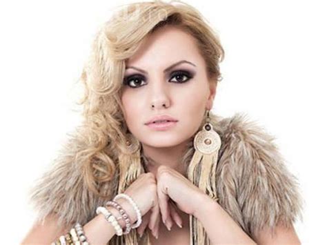 221 tracks | 60 albums. Alexandra Stan i-a ÎNNEBUNIT pe americani și pe ruși FOTO ...