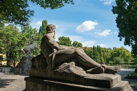 Siegfriedbrunnen am Rüdesheimer Platz in Berlin | Allegorisc… | Flickr