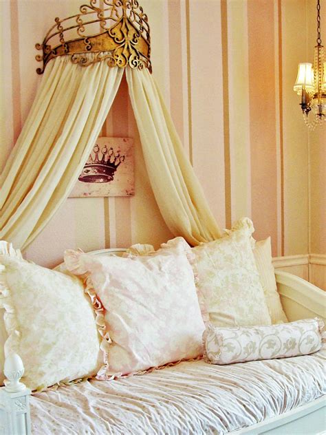 33 Cute And Simple Shabby Chic Bedroom Decorating Ideas