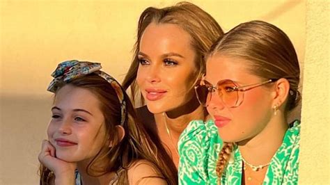 Amanda Holden Twins With Lookalike Daughter Hollie In Shorts Watch Hello