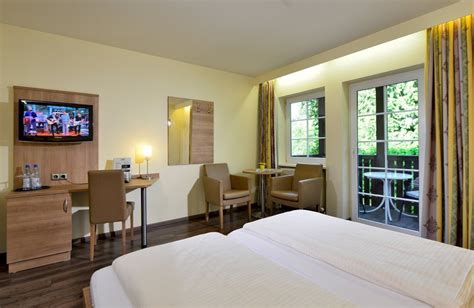 Das hotel befindet sich in sehr ruhiger lage, inmitten des waldes oberhalb der gemeinde johannisberg. Hotel und Restaurant Haus Neugebauer