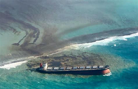 In Pictures Oil Spill Threatens Ecological Disaster In Mauritius