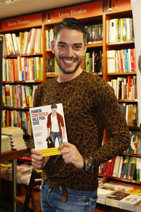 Cláudio ramos recorda os momentos difíceis quando viveu em casa de cinha jardim. Cláudio Ramos apresenta o seu novo livro - Holofote