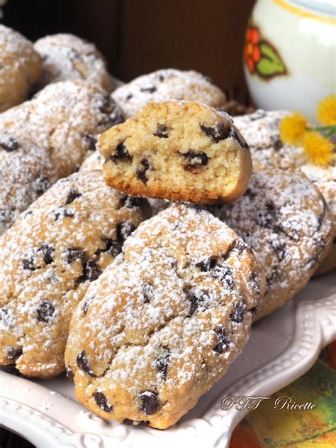 I brutti ma buoni sono tipici biscotti piemontesi composti da albumi, zucchero e nocciole. Biscotti senza uova al cocco e cioccolato - PTT Ricette