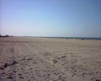 Tanto si te apetece descubrir este destino como buen turista como si prefieres moverte como un vecino más, deberías echar un vistazo a esto. Spiaggia di Lido di Barletta - trovaspiagge.it, portale ...