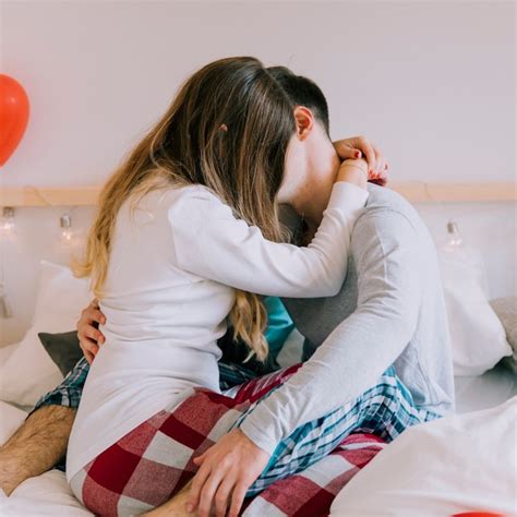 Casal Irreconhecível Se Beijando Na Cama Foto Grátis