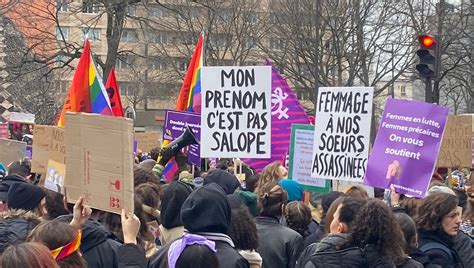 PHOTOS On se lève et on se bat la marche pour les droits des femmes en pancartes