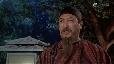 包龙星（周星驰 饰）用钱买来了一个候补知县的职位，可是为人贪婪，县上的人都对他痛恨之极。 在他代替正式知县的时候，戚家媳妇戚秦氏（张敏 饰）遭到了常威( 邹兆龙 饰 )的强暴. 《九品芝麻官》中的有为被强行喂饼后，为什么还是喊饿？_新闻_蛋蛋赞