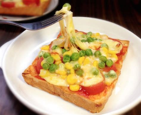 From english pizza or italian pizza. 吐司披薩食譜、做法 | Sanji2014的Cook1Cook食譜分享