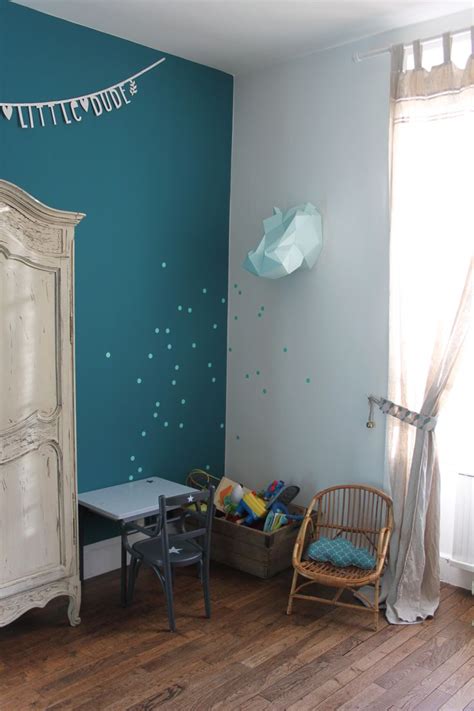 Le bleu est autant apprécié sur les murs que sur un joli revêtement au sol. chambre enfant garçon vintage mur bleu canard | Deco ...