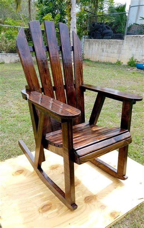 Make this pallet chair comfier with couches and padded. Pallet Rocking Chair | 99 Pallets