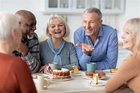 Why Single Seniors Flourish in Senior Living | Maplewood