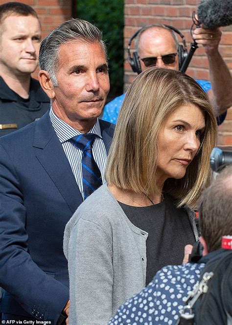 Lori Loughlin S Daughter Olivia Jade Really Embarrassed By Staged