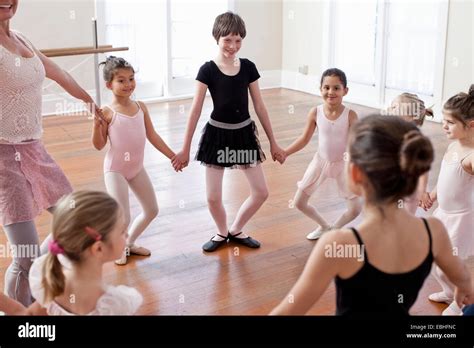 Niños bailando ballet fotografías e imágenes de alta resolución