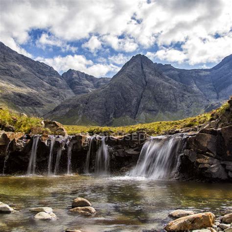 Scenic View Of Small Waterfalls Isle Of Skye Scotland Uk — Grass