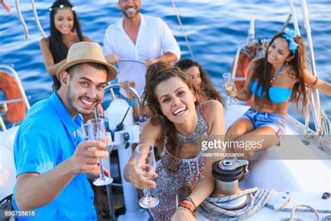 Friends Drinking Champagne On A Yacht Stockfotos En Beelden Getty