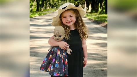 niña elige muñeca espeluznante y causa furor en las redes noticiaspv