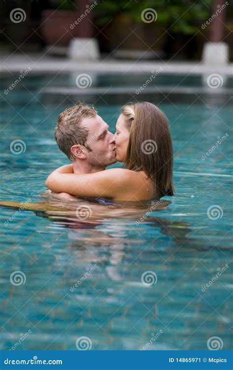 Paare Die Im Swimmingpool Küssen Stockbild Bild Von Frau Kaukasisch