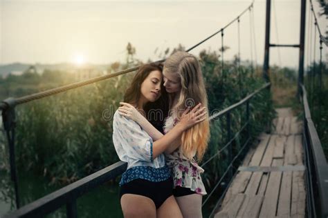Concepto Lesbiano De Los Pares Junto Al Aire Libre Imagen De Archivo Imagen De Lifestyle Amor