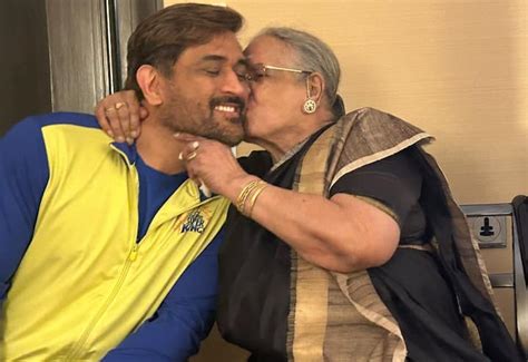 Mahendra Singh Dhoni Met An 88 Year Old Female Fan The Simplicity Of The Captain Won The Heart