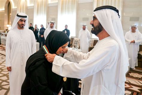 تزوج رئيس الوزراء والسيدة سيموندس بعد ظهر أمس في حفل صغير بكاتدرائية وستمنستر، وسيحتفل الزوجان بزواجهما مع العائلة والأصدقاء الصيف المقبل. وكالة أنباء الإمارات - محمد بن راشد يكرم المعلمة شيخة ...