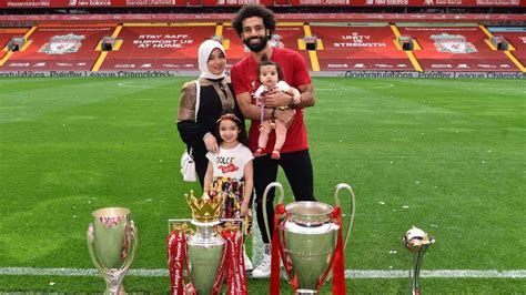 محمد صلاح غالي), parfois surnommé mo salah, né le à basyoun (dans le gouvernorat de gharbeya en égypte), est un footballeur international égyptien qui évolue au poste d'ailier droit au liverpool fc. Mohamed Salah introduces his family to the Premier League trophy after Liverpool triumph