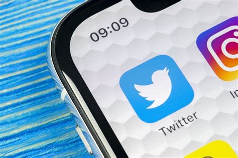 For a company diving into twitter for the first time, it can be a little intimidating. Twitterを活用する企業のメリットとは - マーケティングコラム