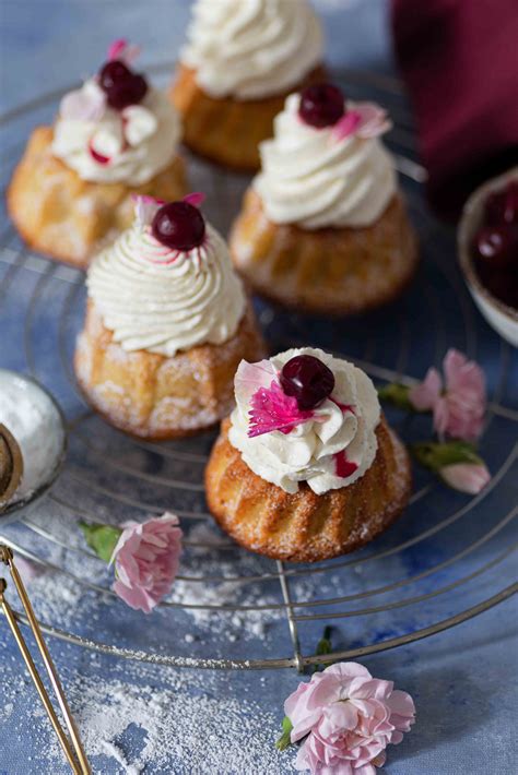 Mini Gugelhupf mit Mascarponecreme Tonka- Kirschen La Crema