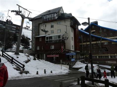 Los apartamentos ghm sabica están distribuidos en varios edificios y se encuentran junto a la 1ª parada del remonte parador, en la estación de esquí de sierra nevada. APARTAMENTOS SABICA Prado Llano - Granada