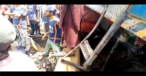 کراچی میں کورنگی چمڑا چورنگی کے قریب واٹر ٹینکر کی مسافر وین کو ٹکر سے چار افراد زخمی ہوگئے