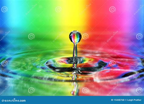 Kropli kolorowa woda zdjęcie stock Obraz złożonej z okrąg 15448768