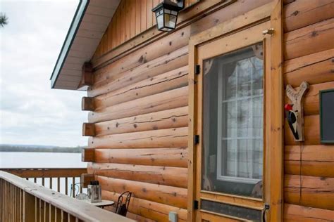 Vrbo why you should stay: Discover the colorful interior of this lakefront log cabin
