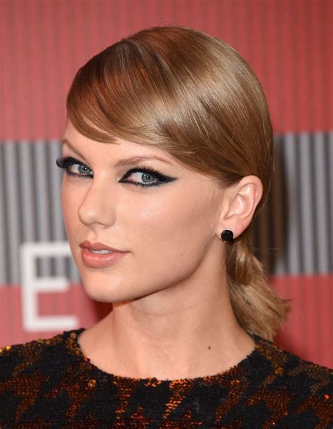 Taylor Swift Is Making The Smoky Kardashian Cat Eye Happen Taylor