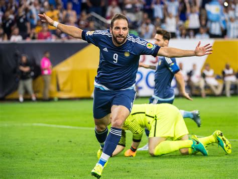 Lo sta facendo gonzalo higuain: Con Higuain la Juve dà l'assalto alla Champions