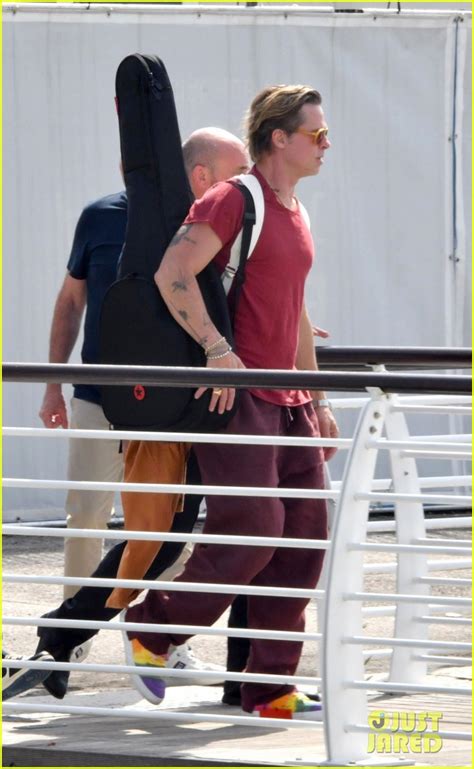 Photo Brad Pitt Candids In Venice Waves Photo Just Jared Entertainment News