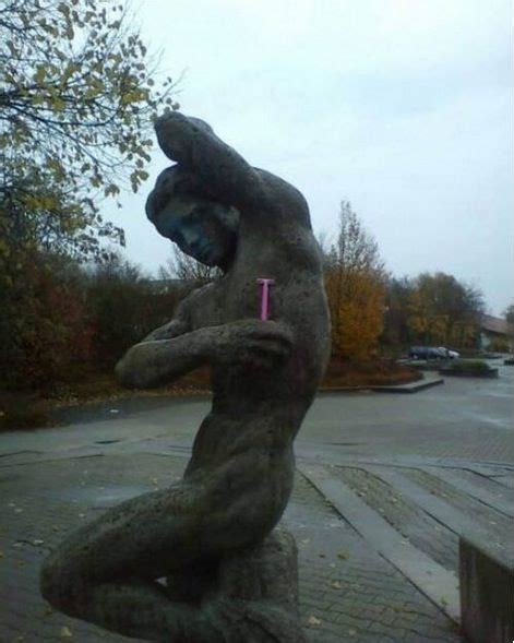 34 people who saw a statue and knew what they had to do next hilarious… 22 words fun with