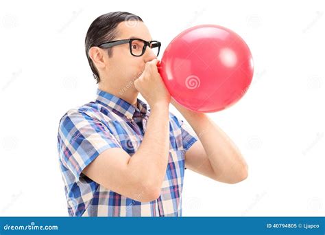 Junger Mann Der Einen Ballon Explodiert Stockbild Bild Von