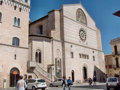 An injury in his fifth game halted the momentum and being forced to play centre in the wake of tavares' injury shifted his focus away from producing and towards defending. Luoghi dell'Umbria: Foligno » Comitato Linguistico