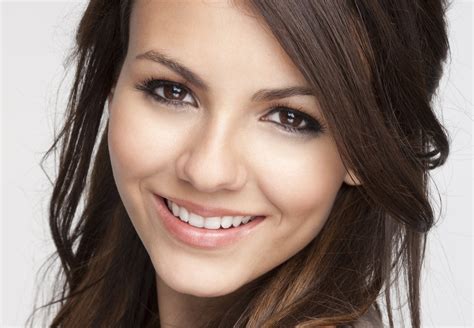 victoria justice glance smile hd wallpaper rare gallery