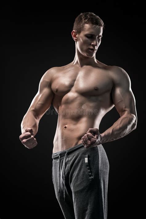 Hombre Muy Muscular Que Presenta Con El Torso Desnudo En Estudio Imagen