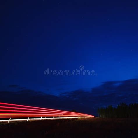 Strada Principale Dellautomobile Con Il Cielo Della Stella Acceso