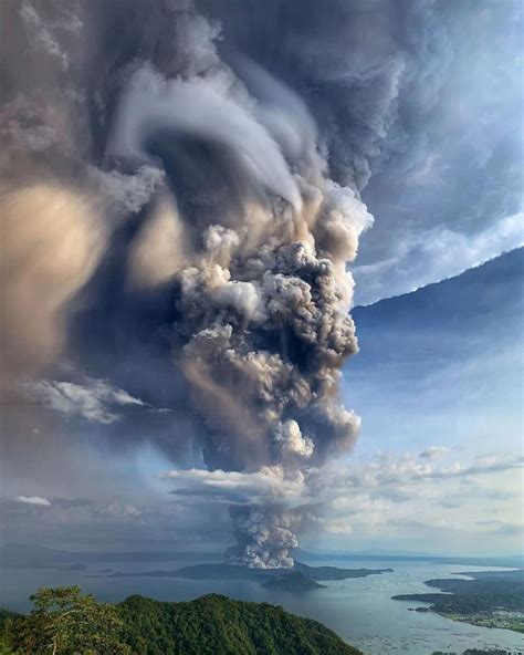 30 Photos Showing How Terrifying The Recent Volcanic Eruption In The
