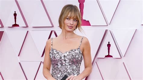 why margot robbie s stunning oscars hairstyle is causing such a stir