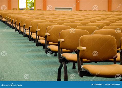 Durante Uma Palestra No Auditório Há 6 Cadeiras Vazias Consecutivas