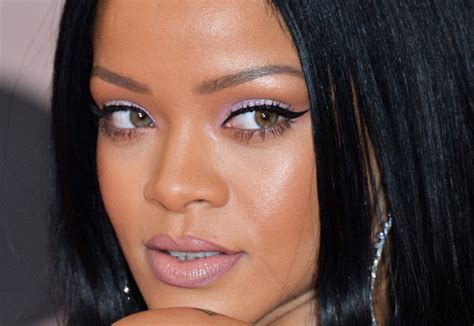 Rihanna Wears A Purple Eye Makeup Look To Brit Awards 2016 Glamour