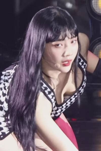 레드벨벳, 레드벨벳 조이, 다이너마이트에 관한 아이디어를 더 확인해 보세요. GGULBEST.COM GIF FACTORY: 레드벨벳 조이 민소매 원피스 가슴골 REDVELVET JOY