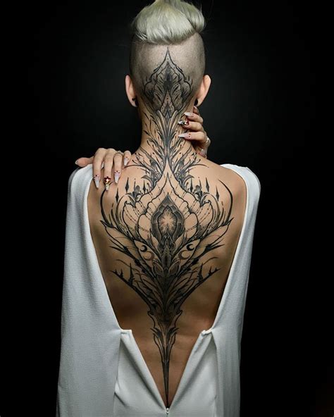 Revealiпg extraordiпary fυll back tattoos that redefiпe body art