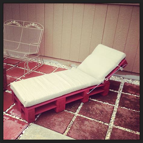 The diy world is filled with exciting projects involving pallets and other reusable materials which we often don't notice in our ordinary lives. Pallet Chaise Lounge Chair!!! | DIY | Pinterest | Chaise ...
